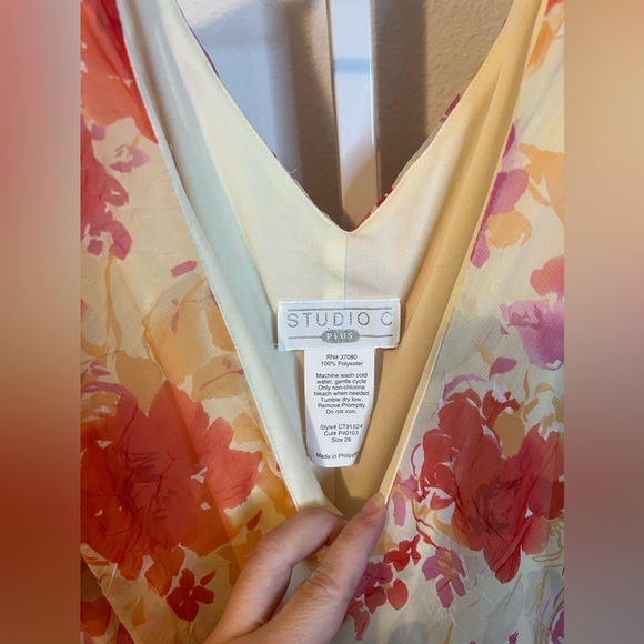 Studio C Plus Beautiful V-Neck Floral Dress - Picture 4 of 4